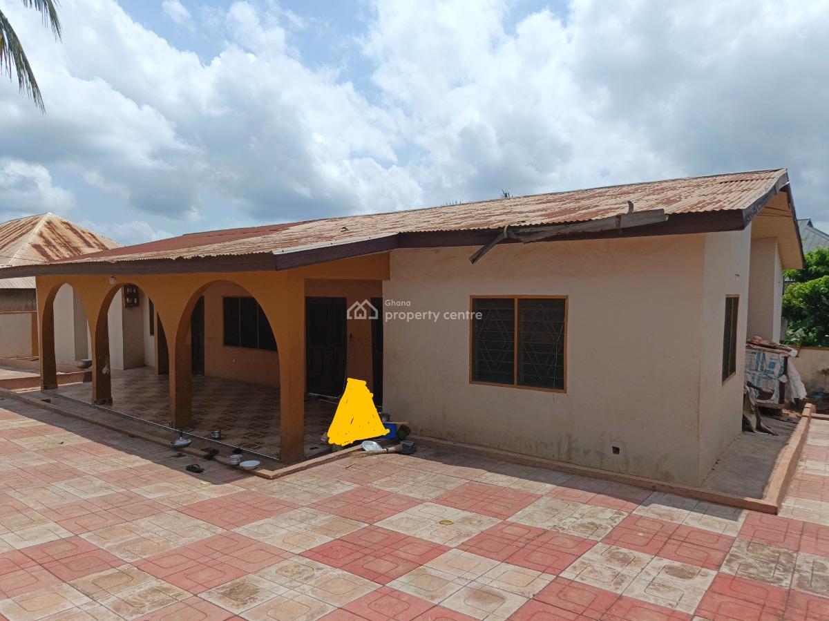 4 Bedrooms.   ( 5th House Main Highway Road), Asuofia Kokoben, Near Owhim Amanfrom., Kumasi Metropolitan, Ashanti, House for Sale