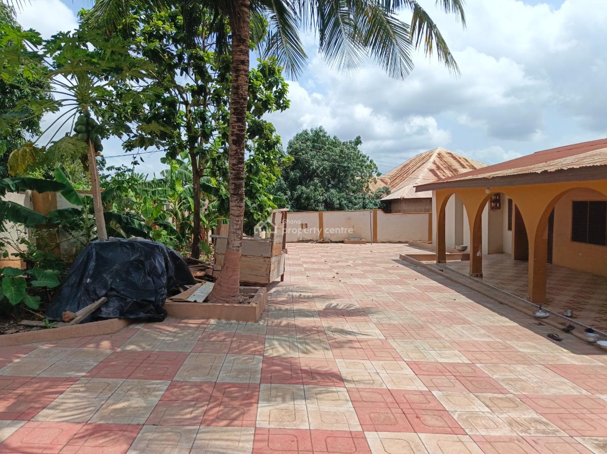 4 Bedrooms.   ( 5th House Main Highway Road), Asuofia Kokoben, Near Owhim Amanfrom., Kumasi Metropolitan, Ashanti, House for Sale