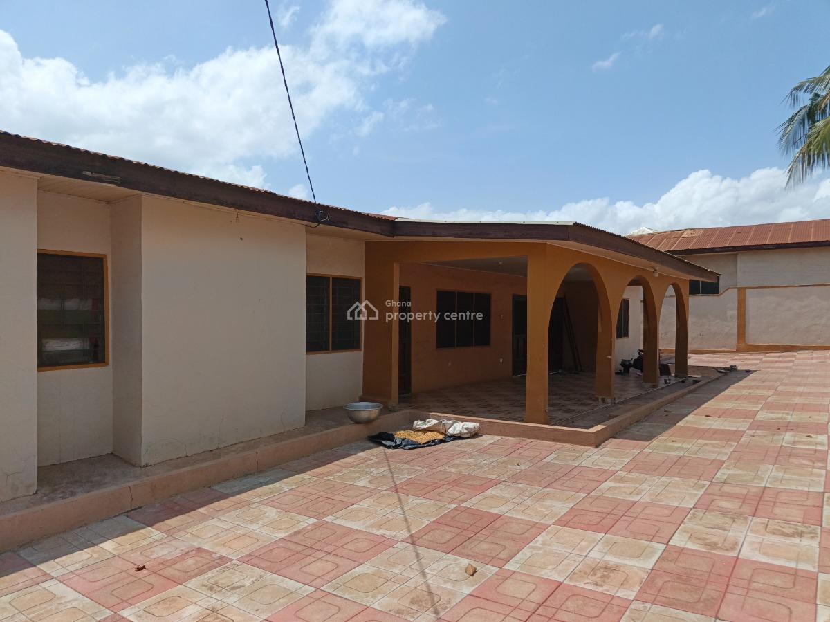 4 Bedrooms.   ( 5th House Main Highway Road), Asuofia Kokoben, Near Owhim Amanfrom., Kumasi Metropolitan, Ashanti, House for Sale