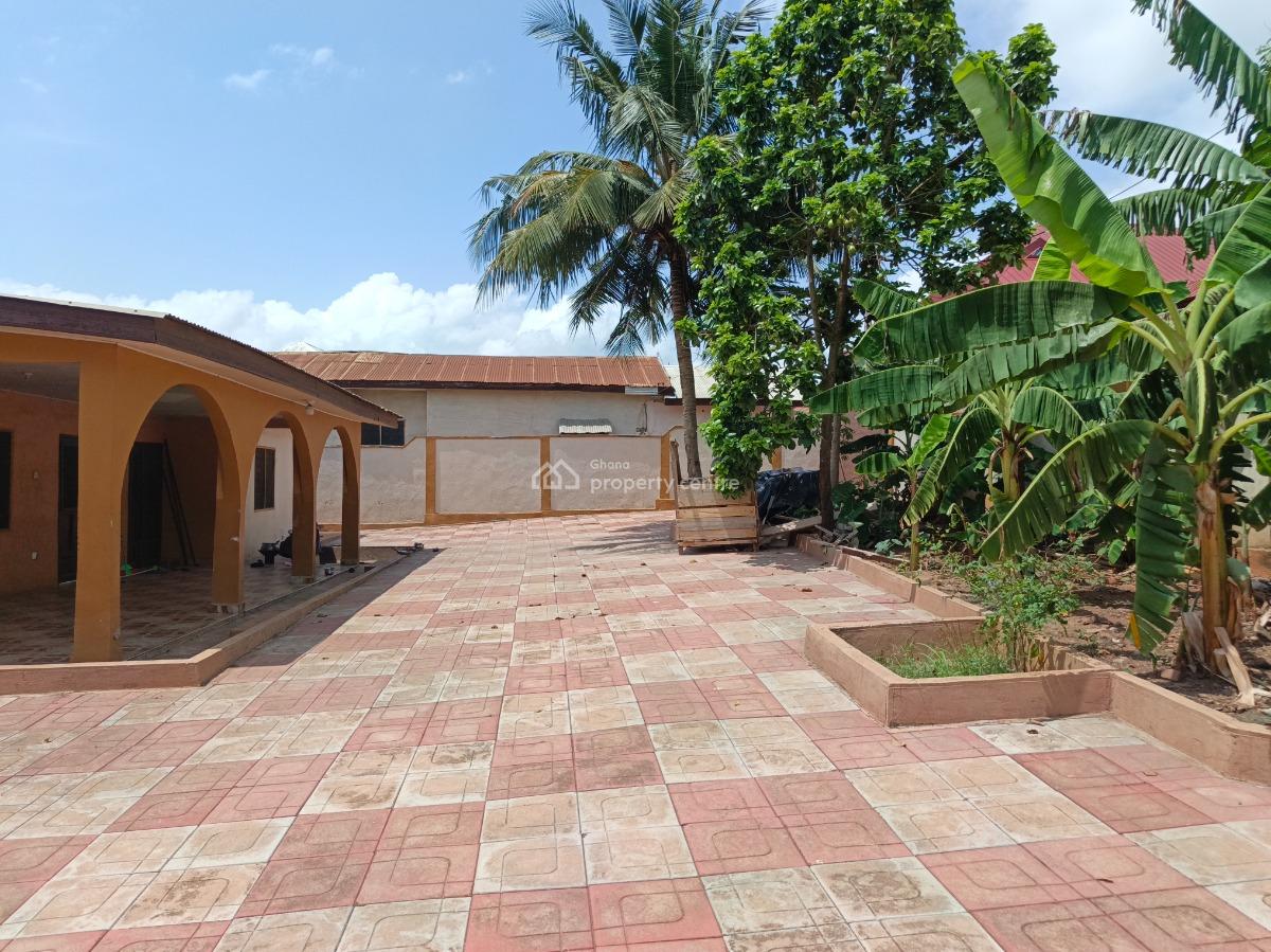 4 Bedrooms.   ( 5th House Main Highway Road), Asuofia Kokoben, Near Owhim Amanfrom., Kumasi Metropolitan, Ashanti, House for Sale