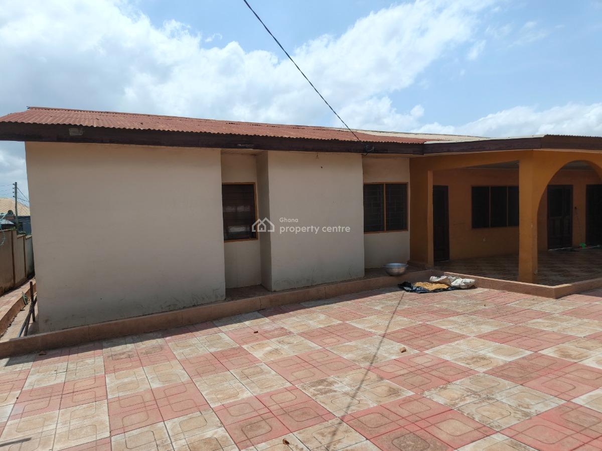 4 Bedrooms.   ( 5th House Main Highway Road), Asuofia Kokoben, Near Owhim Amanfrom., Kumasi Metropolitan, Ashanti, House for Sale