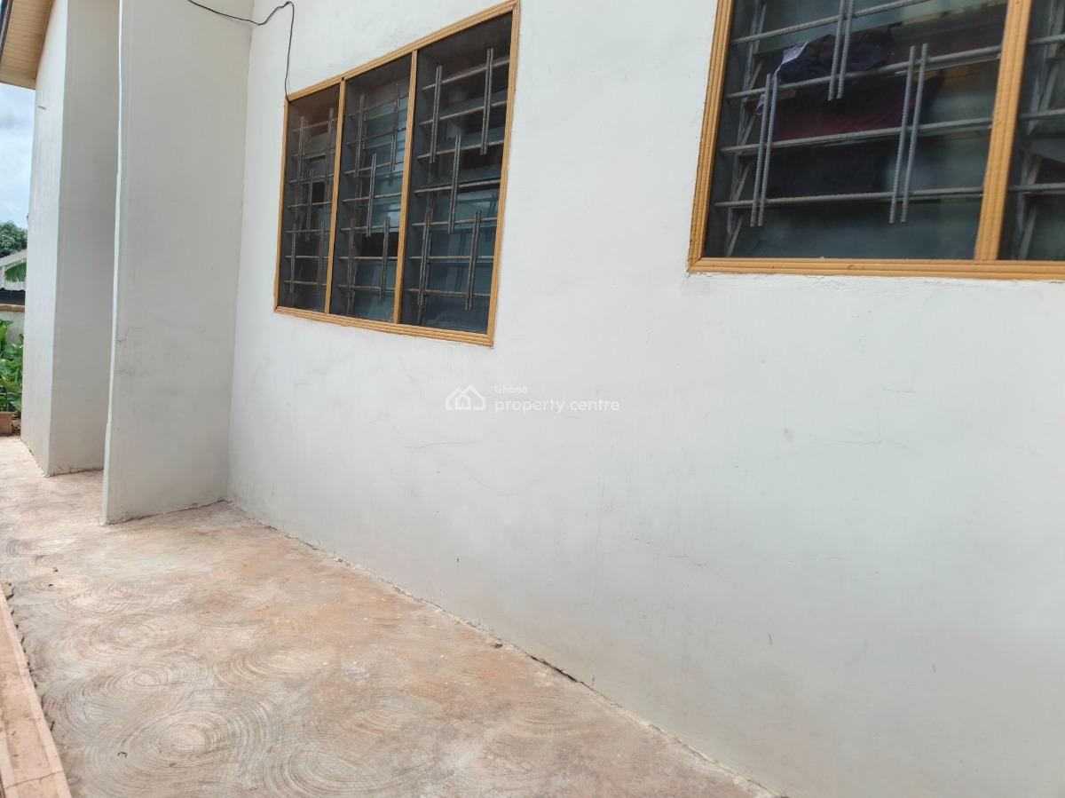 4 Bedrooms.   ( 5th House Main Highway Road), Asuofia Kokoben, Near Owhim Amanfrom., Kumasi Metropolitan, Ashanti, House for Sale