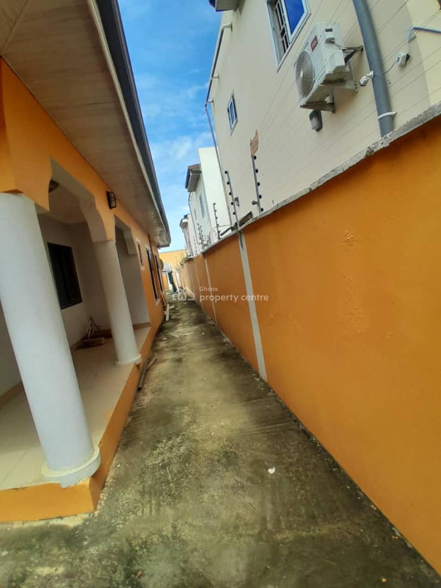 5 Bedrooms House Located at Lakeside Estate Botwe The Police Station., Lakeside, Ashaley Botwe, Adenta Municipal, Accra, Detached Duplex for Sale