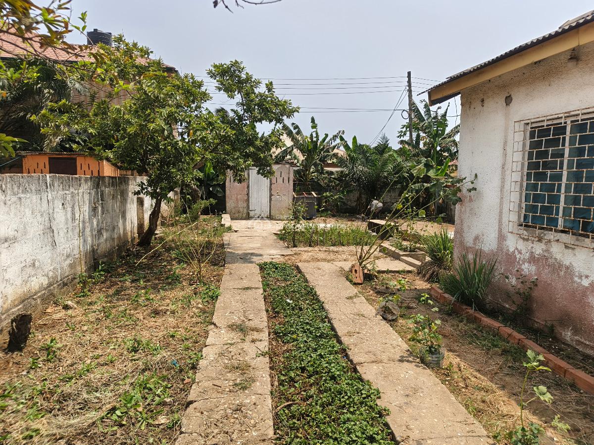Old House in Accra South La Opposite Labone Road, South La Estate, Accra Metropolitan, Accra, House for Sale