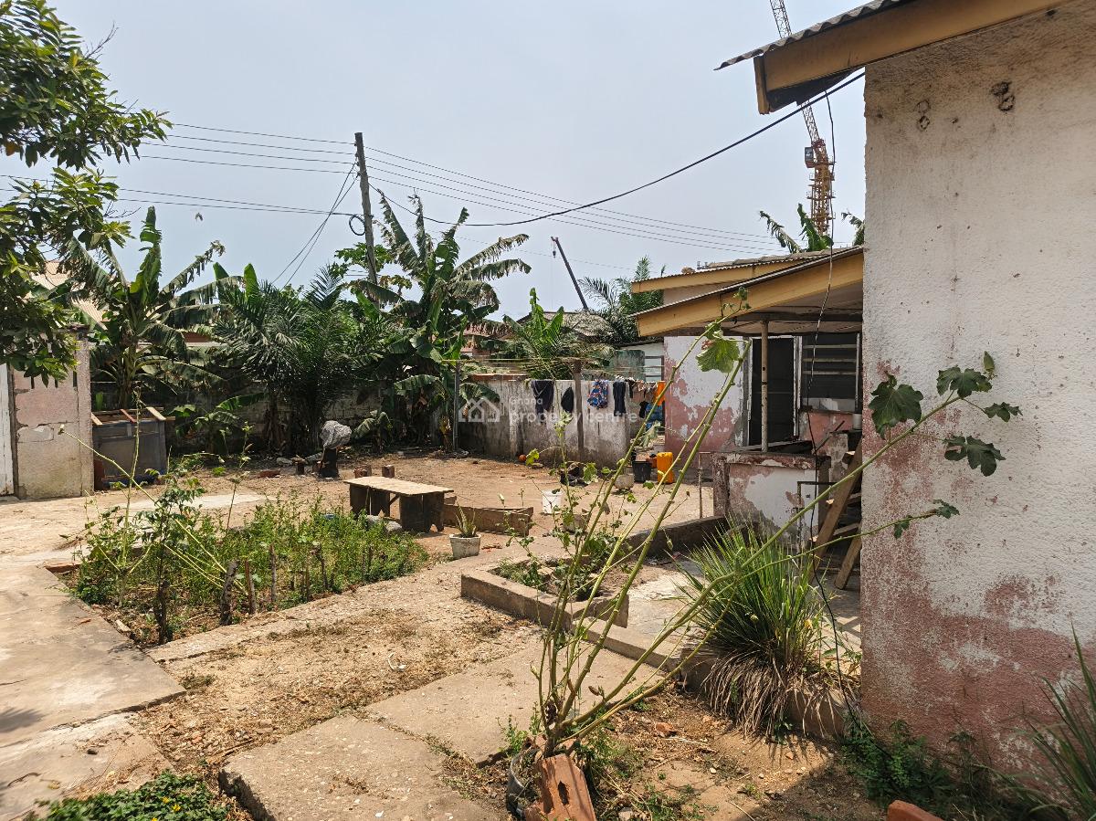 Old House in Accra South La Opposite Labone Road, South La Estate, Accra Metropolitan, Accra, House for Sale