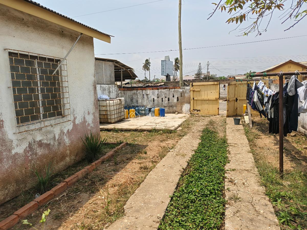 Old House in Accra South La Opposite Labone Road, South La Estate, Accra Metropolitan, Accra, House for Sale