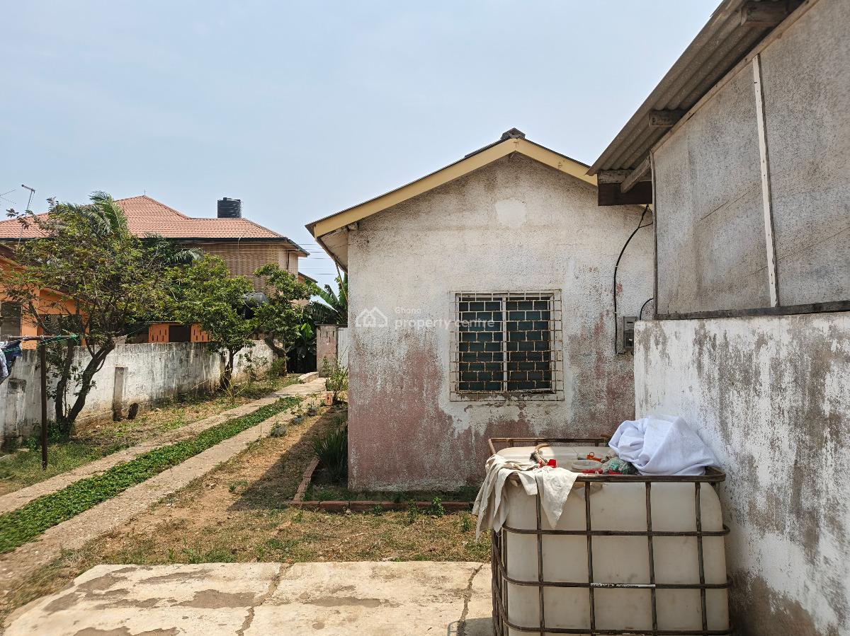 Old House in Accra South La Opposite Labone Road, South La Estate, Accra Metropolitan, Accra, House for Sale