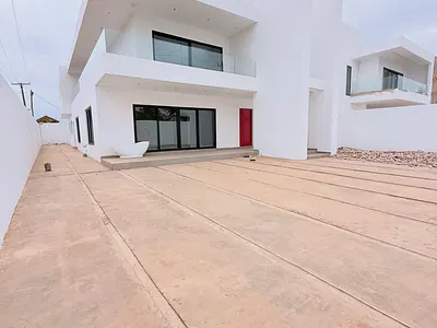 5 Bedrooms Furnished Town House