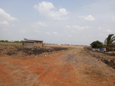 New on Market !!!! Developed Residence Half Plot - Tema Community 25, Community 25 Mall, Tema, Accra, Mixed-use Land for Sale