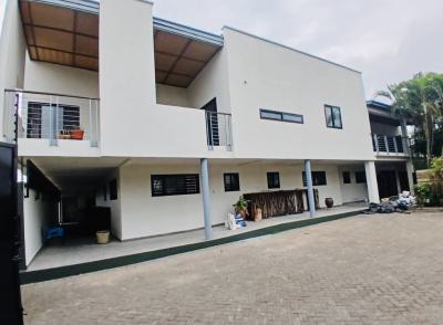 Osu 10 Bedrooms, Oxfords Street, Osu, Accra, House for Rent