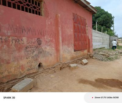 *plot with Old Building @ Awoshie,  Accra*, Odorgonno Secondary School Area, Awoshie, Ga Central Municipal, Accra, House for Sale