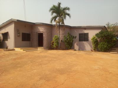 4 Bedrooms ( 2 Minutes Walk From Main Highway), Nkoransa, on Santasi Road., Kumasi Metropolitan, Ashanti, House for Sale