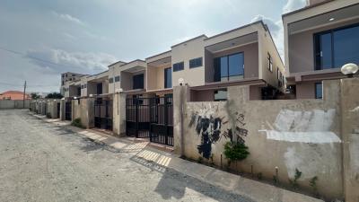 3 Bedrooms Semi Detached House in a Gated Estate Community, Oyarifa, La Nkwantanang Madina Municipal, Accra, Semi-detached Duplex for Sale