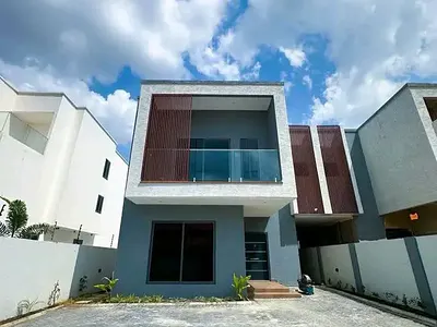 Modern4-Bedroom Townhome