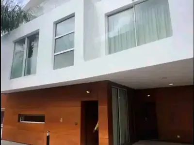 Modern Luxurious Fully Furnished 4 Bedroom All Ensuite Townhouse