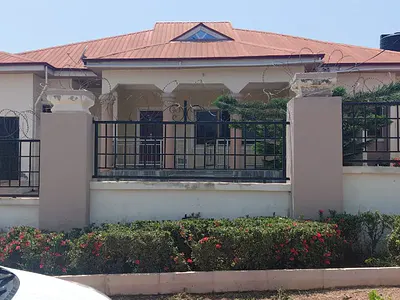 4 Bedrooms House