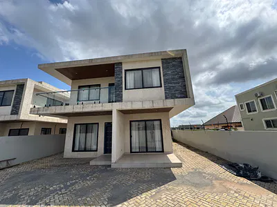 3 Bedrooms House with an Outhouse