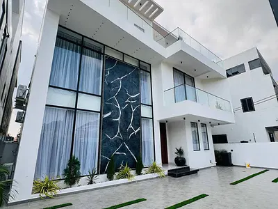 A Luxurious 4 Bedroom Airbnb in a Beautiful Estate