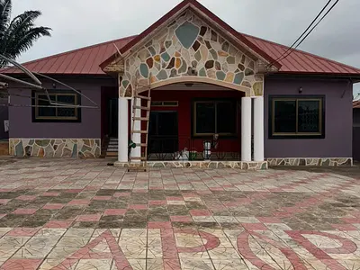 3 Bedroom House Sitting on 70×100 with Titled Documentfeet