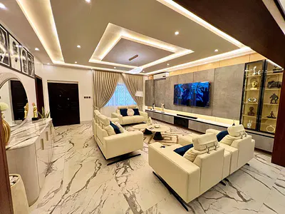 A Luxurious 3 Bedroom Airbnb in Lakeside Estate, Community 5