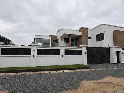5 Bedroom House with Pool at Adjringano