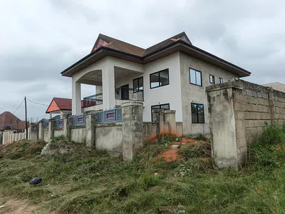 4 Bedrooms House