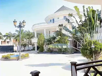 Luxury 6 Bedroom Mansion with Boys' Quarters