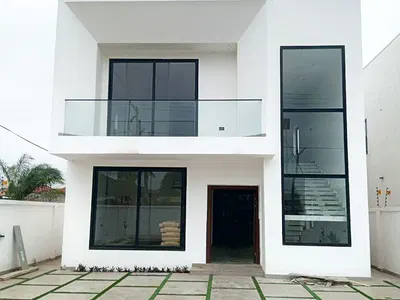 4 Bedrooms Flat