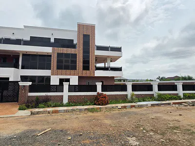 7 Bedroom House in a Gated Community