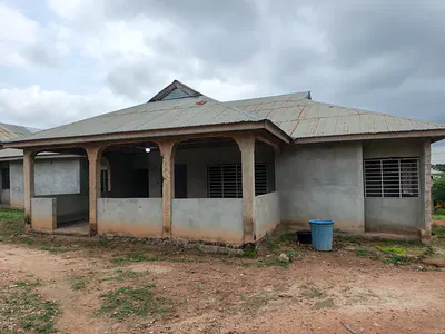6 Bedrooms House