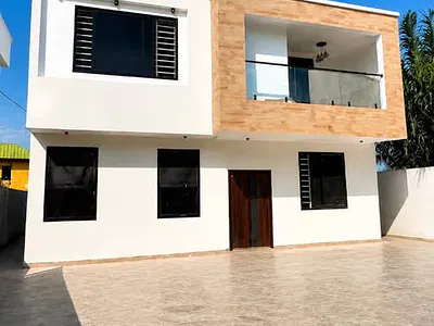 Executive 4-Bedroom House with Easy Access to Major Roads, Schools