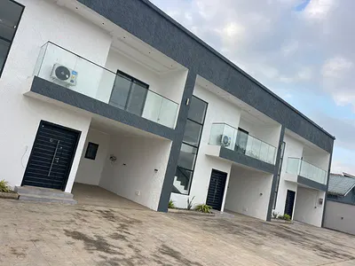 3 Bedrooms Flat