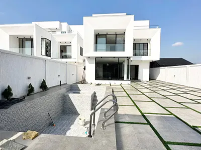 5 Bedroom House with Pool