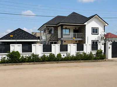 5 Bedroom House with Generator
