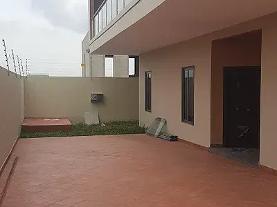 Executive 5 Bedrooms House