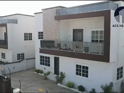 Luxury 4 Bedroom Townhome