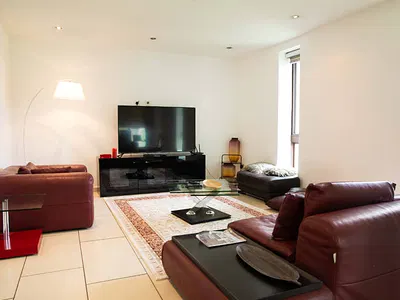 Luxurious 2-Bedroom Fully Furnished Apartment Available