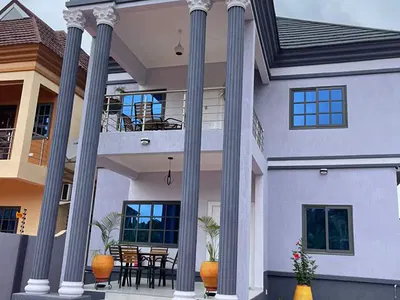 4 Bedrooms House