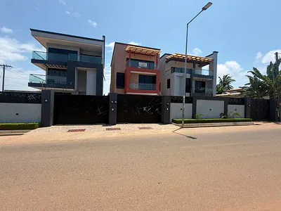 5 Bedrooms Self Compound — Uba Area, Lartebiokorshie, Accra
