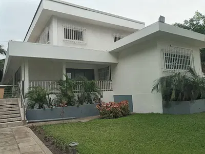 5-Bedroom House with Swimming Pool — North Ridge, Accra