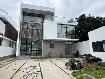 Flamboyant 4-Bedroom House with Swimming Pool — Cantonments, Accra