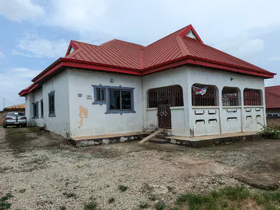 5 Bedrooms House (Main Road Side) — Sweduro, on Fawoade Bomfa Road, Kumasi Metropolitan, Ashanti