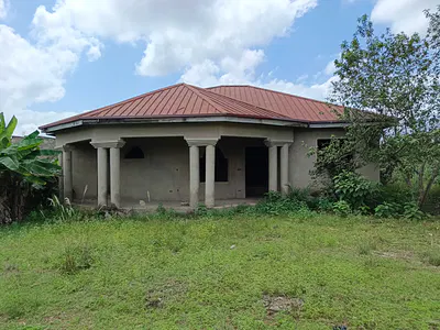 6 Bedrooms House — Feyiase, on Atonsu Aputuogya Road., Kumasi Metropolitan, Ashanti