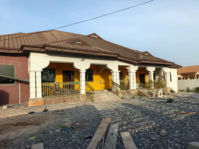 10 Bedrooms House (Furnished) — Adesina, Near Kenyasi Abrem, Kumasi Metropolitan, Ashanti