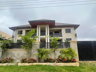8 Bedrooms House Apartment — Trede, on Santasi Road., Kumasi Metropolitan, Ashanti